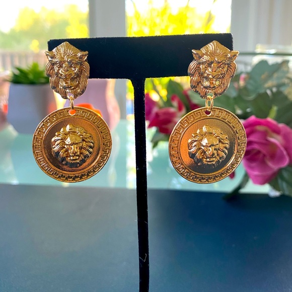 ✨Gold Lion 🦁 Drop Earrings✨ - Picture 4 of 6